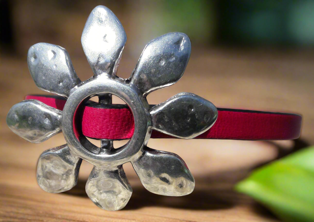 Daisy leather bracelet - Flower bracelet