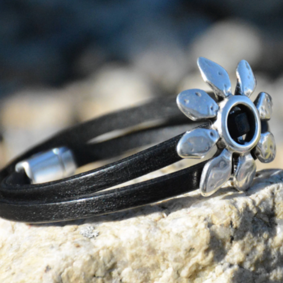 Daisy leather wrap bracelet - Flower bracelet