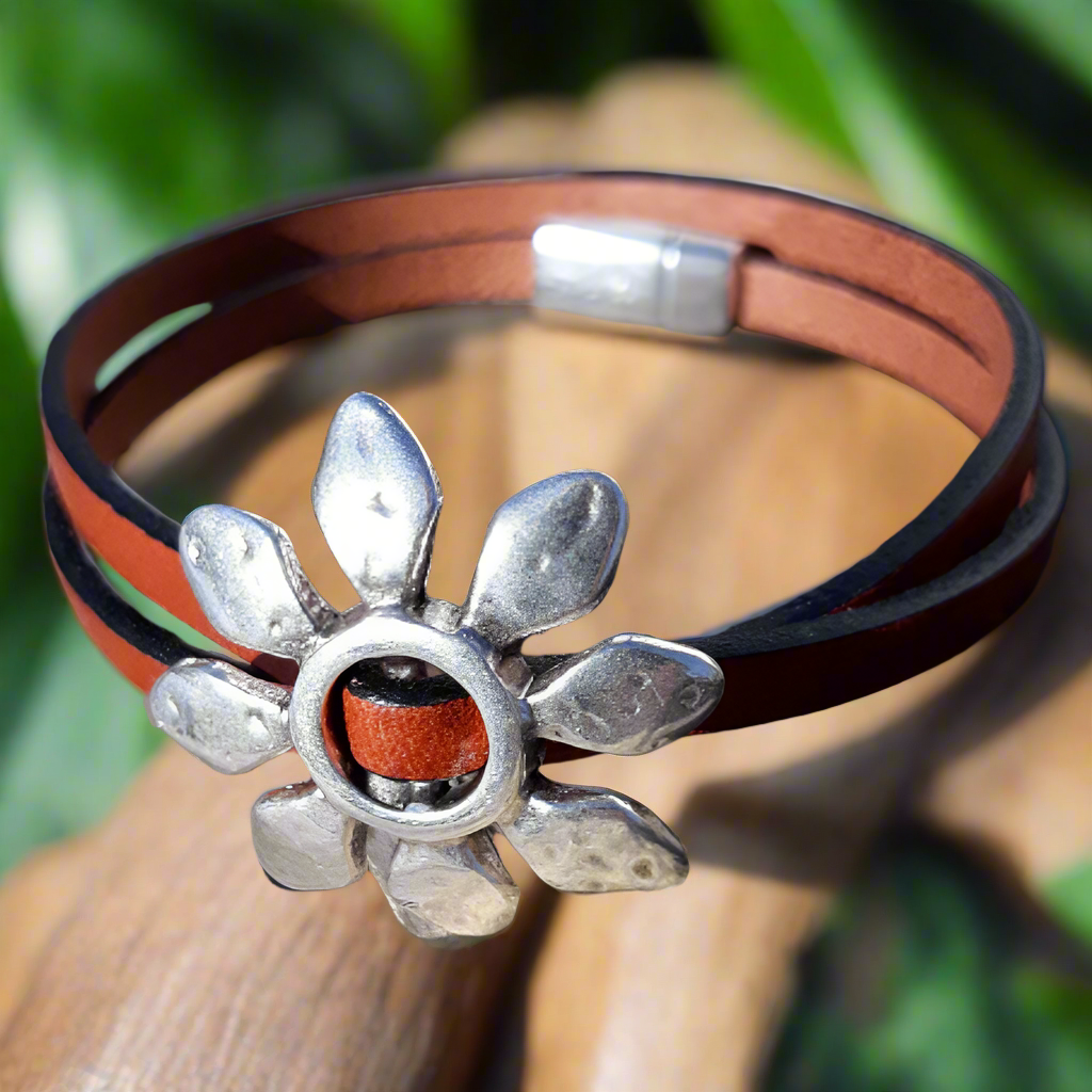 Daisy leather wrap bracelet - Flower bracelet