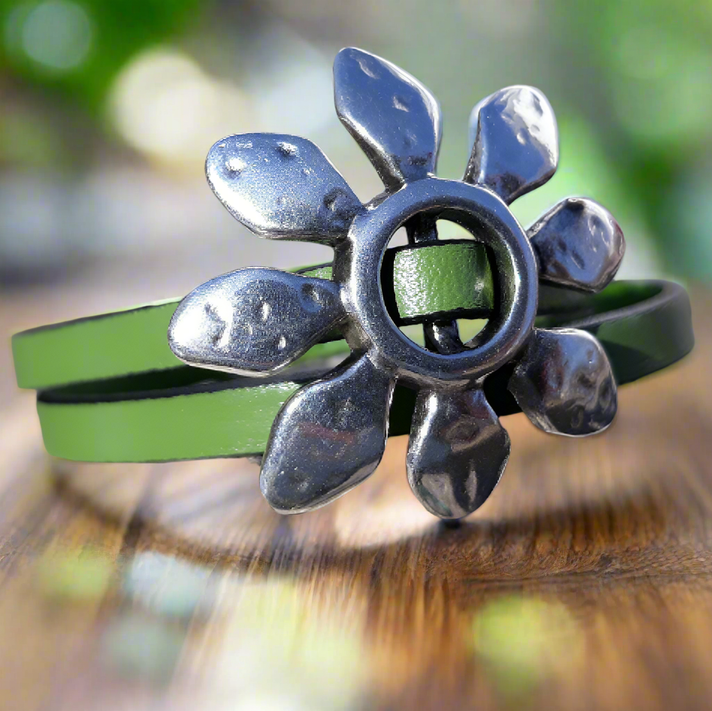 Daisy leather wrap bracelet - Flower bracelet