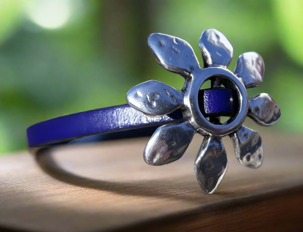 Daisy leather bracelet - Flower bracelet