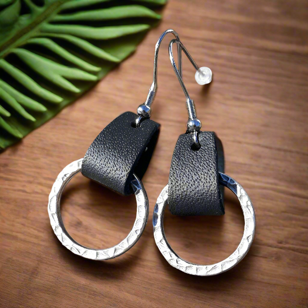 Leather & Hammered Ring earrings
