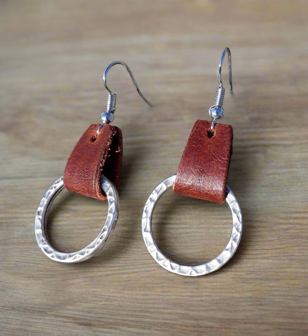 Leather & Hammered Ring earrings